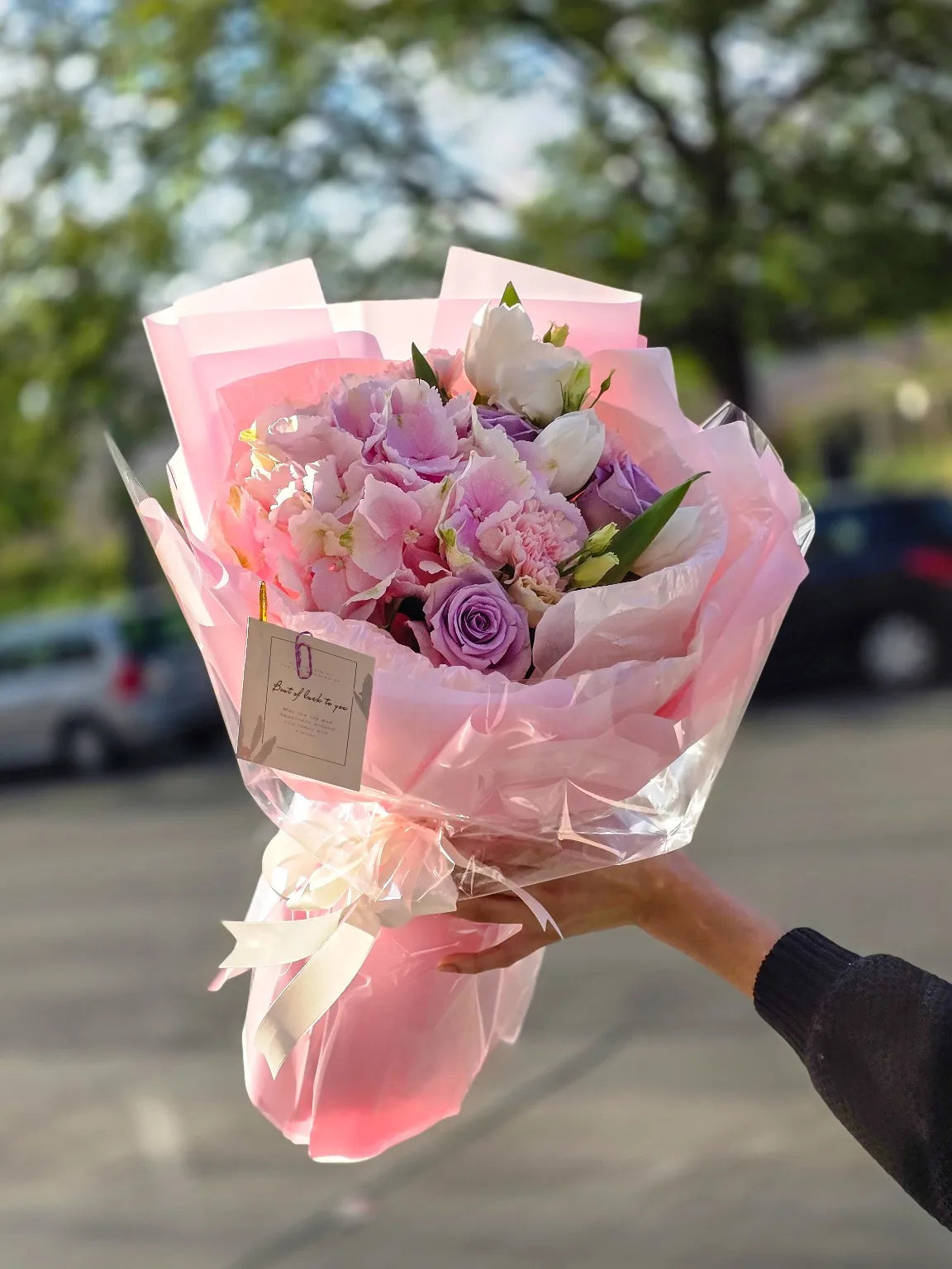 Kytice „Elegantní lila sen“ – hortenzie, růže a tulipány
