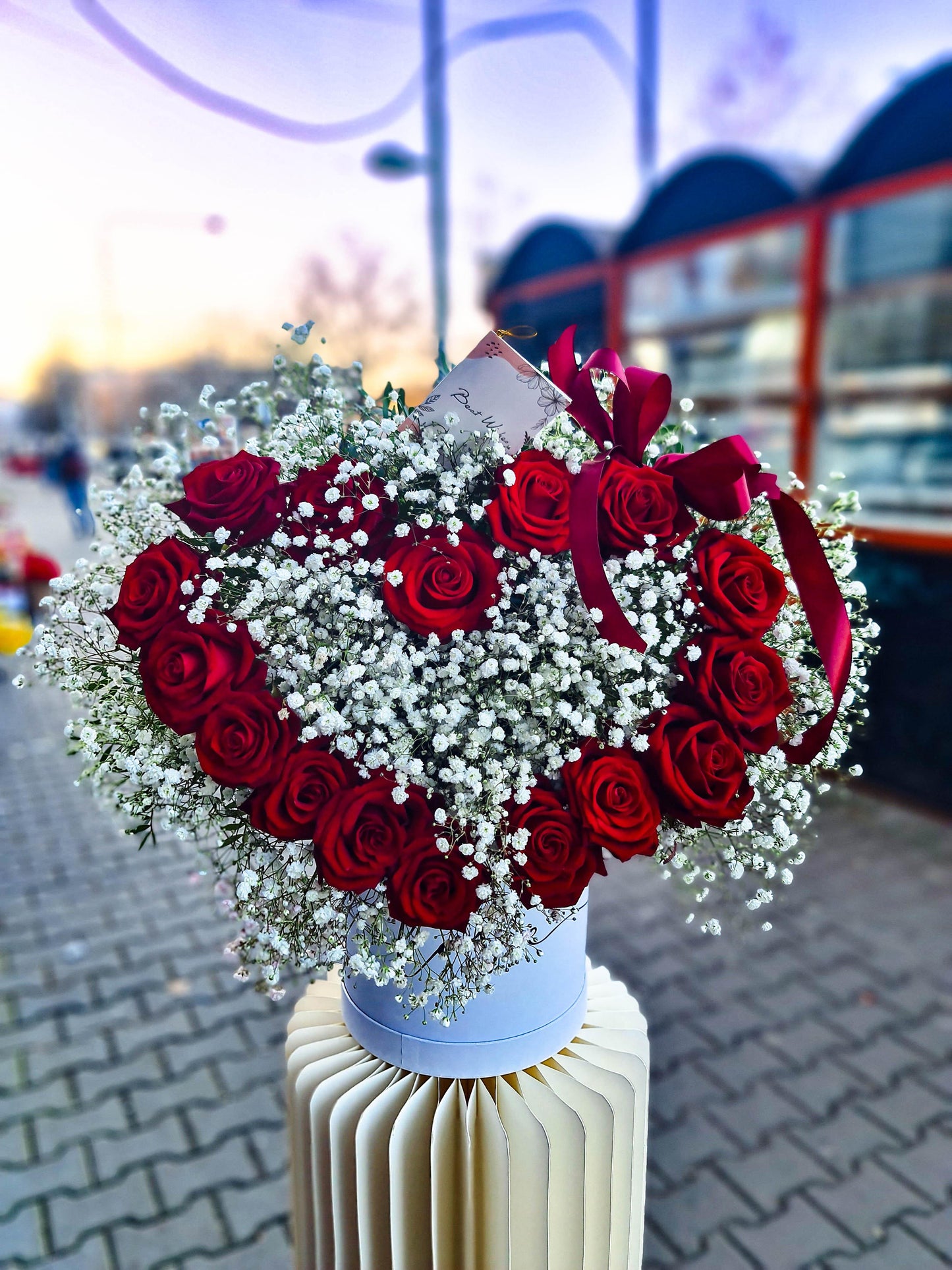 Krabice růží a gypsophila se srdcem - Černá Růže 