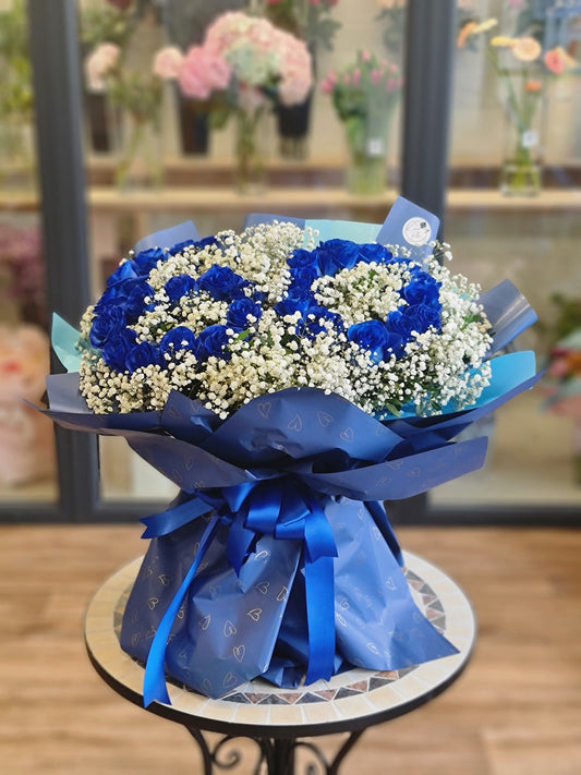 Букет на 60-річчя з синіх троянд і гіпсофіли
