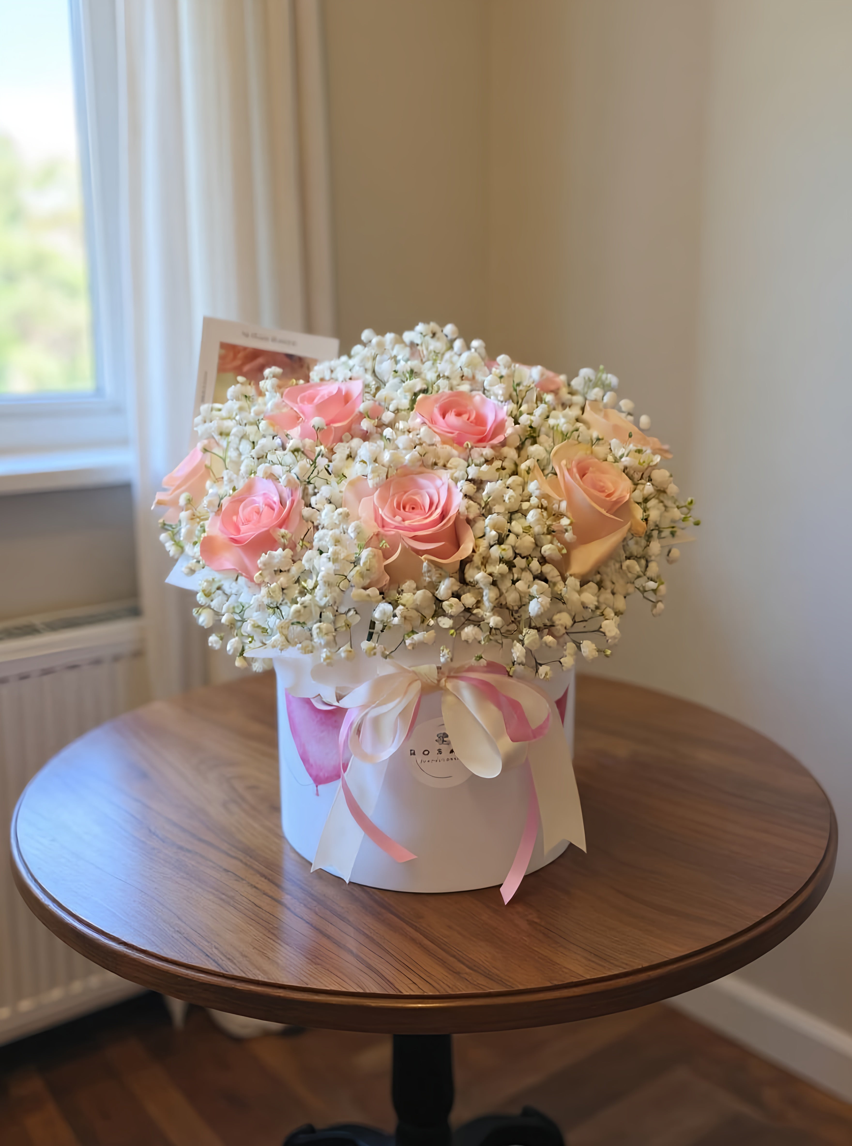 Dárkový box růžových růží a gypsophily