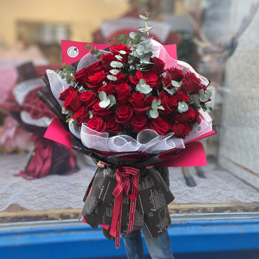 Kytice červených růží s gypsophilou - Černá Růže 