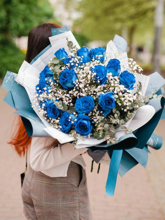 Kytice modrých růží a gypsophila - Černá Růže 