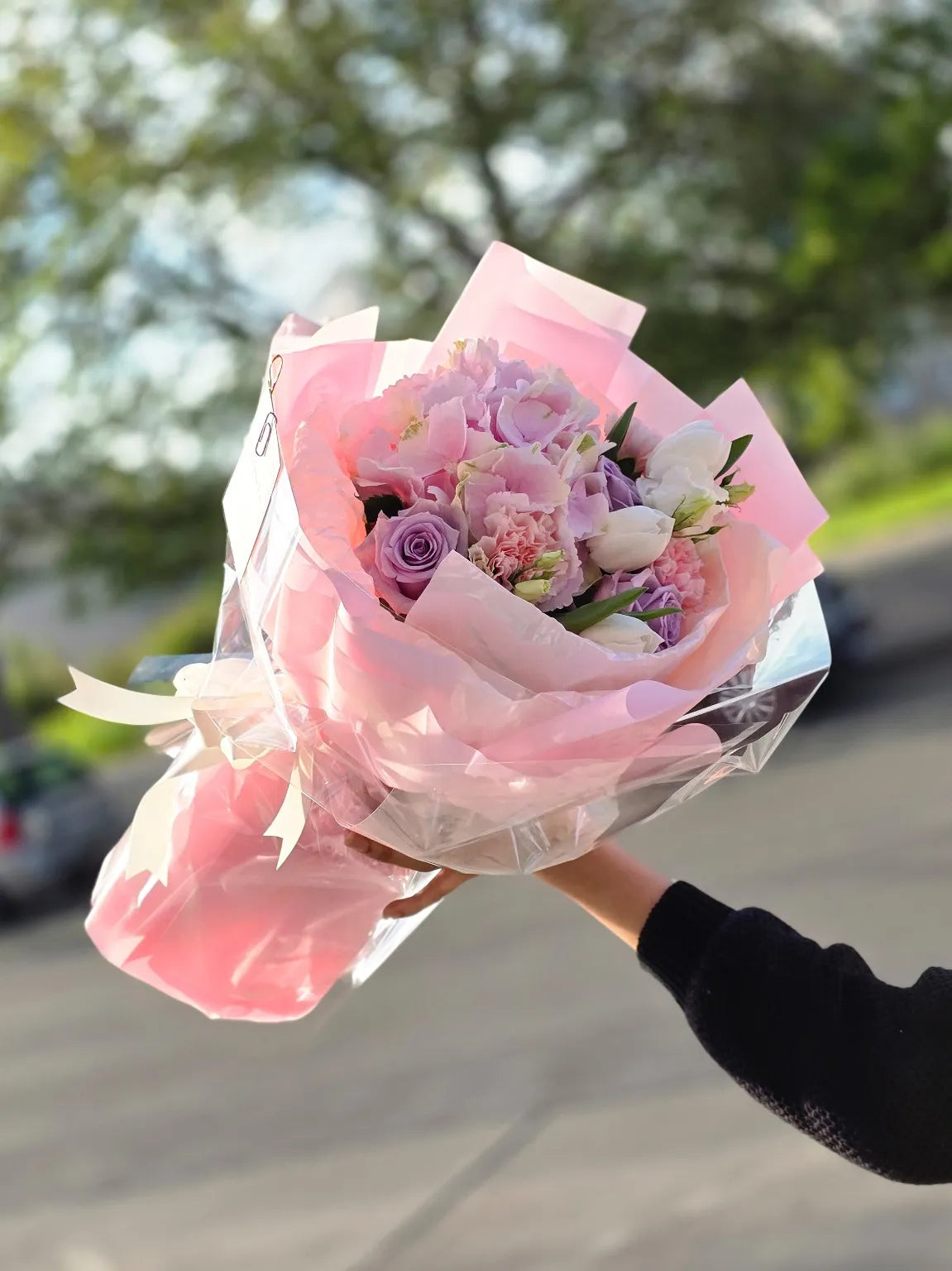 Kytice „Elegantní lila sen“ – hortenzie, růže a tulipány