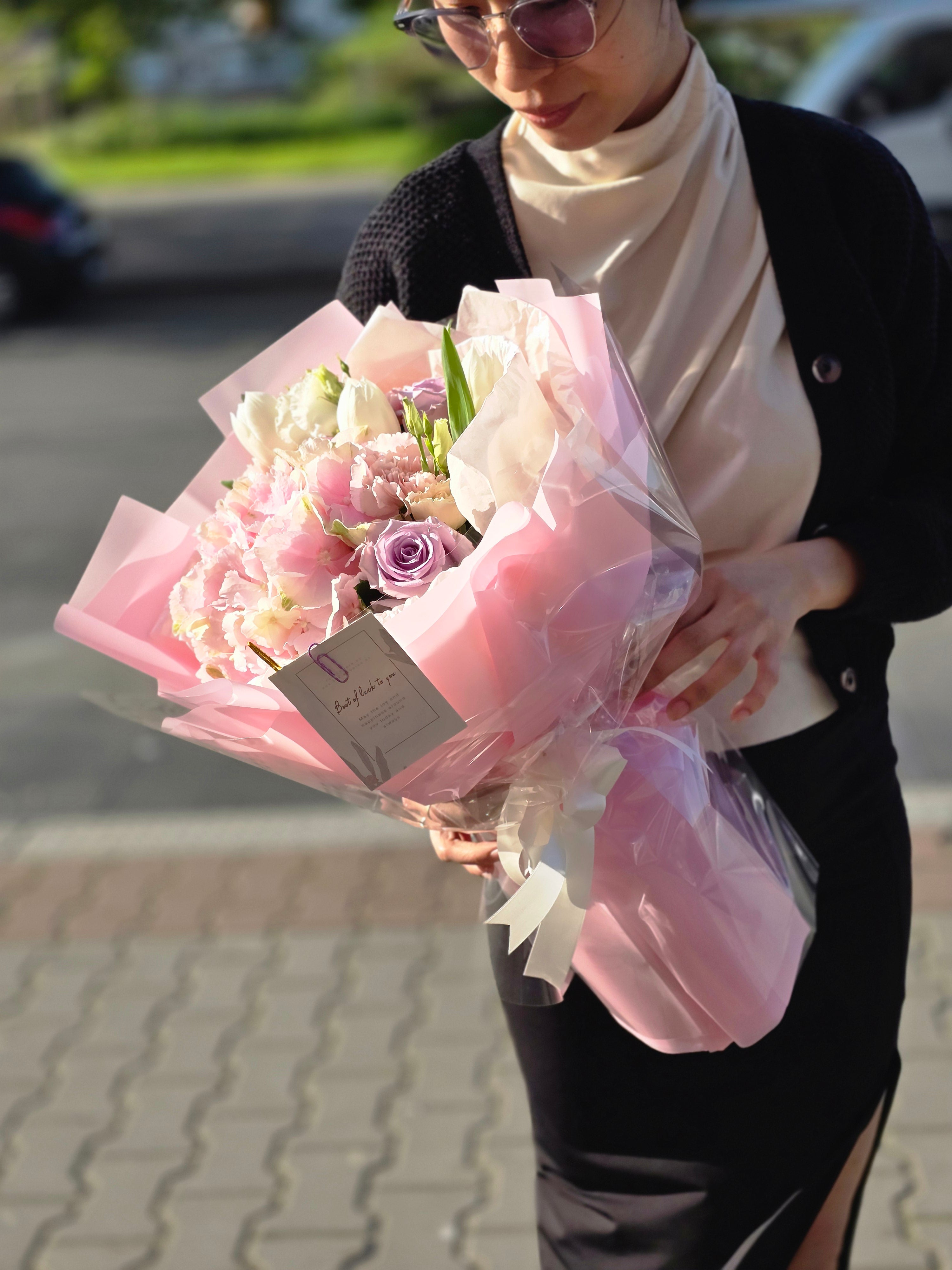Kytice „Elegantní lila sen“ – hortenzie, růže a tulipány