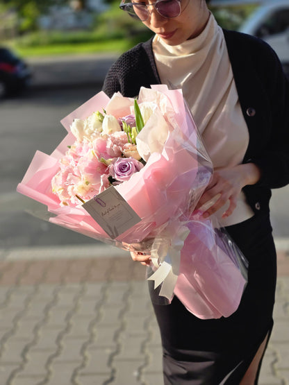 Kytice „Elegantní lila sen“ – hortenzie, růže a tulipány