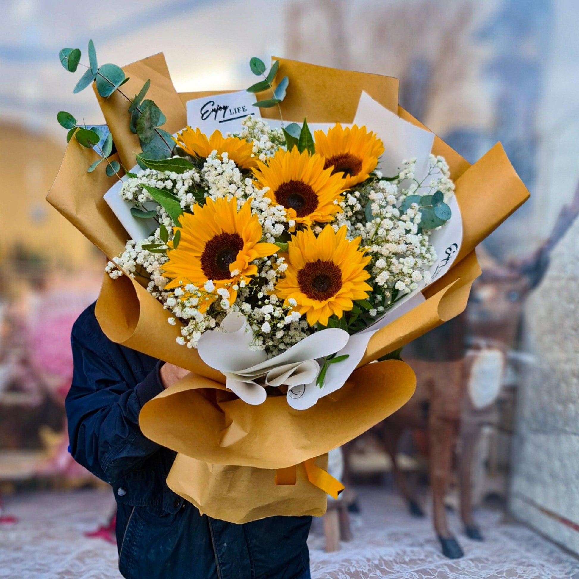 Kytice Slunečnic a Gypsophila - Černá Růže 